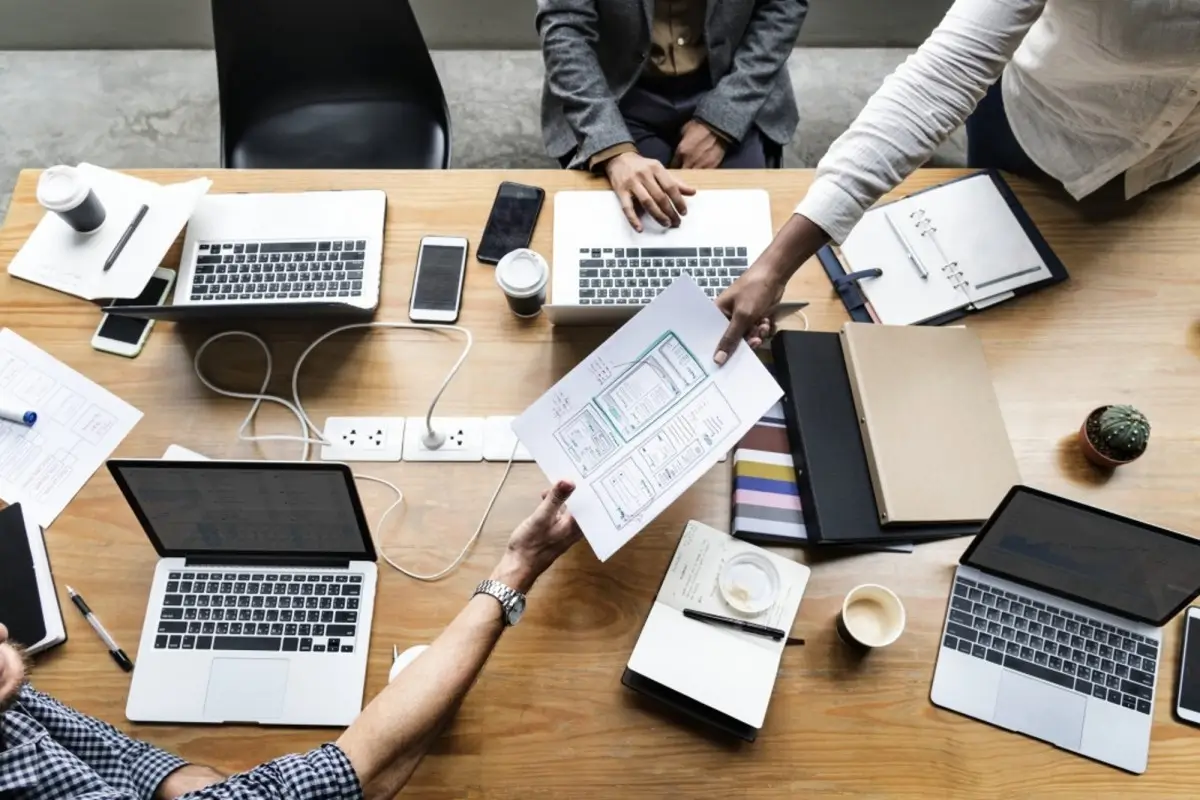 Équipe Sicollab en réunion de pilotage informatique avec un client PME à Clermont-Ferrand